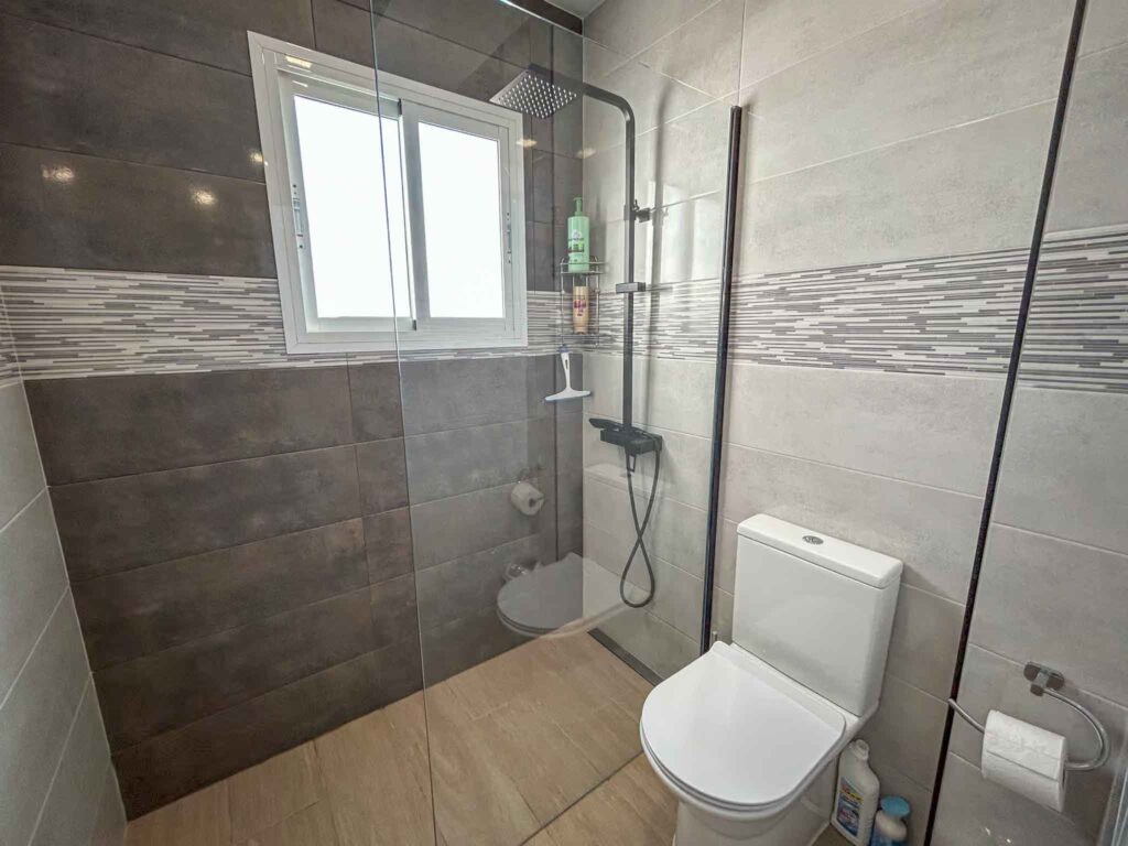 wc a sprchový kout v prvním patře